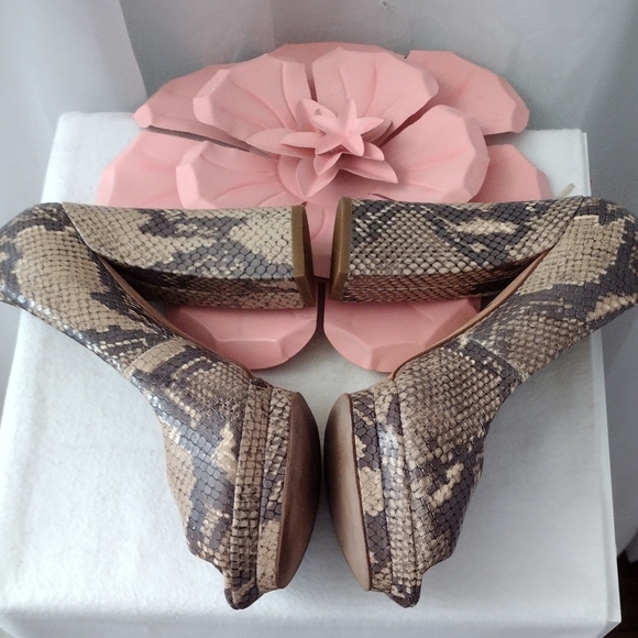 BCBGMAXAZRIA Dahlia Leather Heels. Size 7.5B - Picture 3 of 8